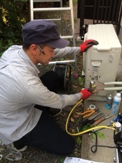 エアコン取付工事の作業中